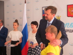 Первые мелитопольцы в канун Дня России стали гражданами РФ