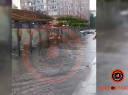 С улицы в Днепре дождем смыло брусчатку: уничтожена дорога, на которую потратили свыше 100 миллионов гривен