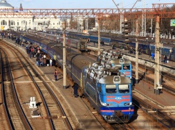 Хулиганы швырнули камень в окно харьковского поезда на Полтавщине