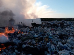 Черный дым и смрад: на Днепропетровщине третьи сутки горит мусорный полигон