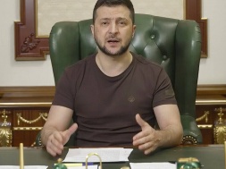 Зеленский подписал указ о продлении военного положения на Украине