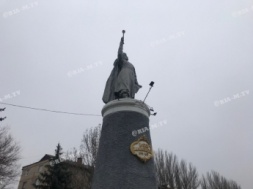 В Мелитополе вандалы добрались до памятника Богдану Хмельницкому