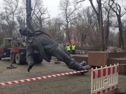 В Днепропетровске снесли памятник советскому лётчику Валерию Чкалову