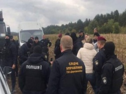 Заблокировали «КамАЗ»: на Днепропетровщине рейдеры пытались захватить урожай подсолнечника