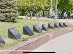 В Одессе монумент «Город-Герой Москва» заклеили чёрной плёнкой