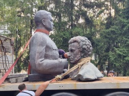 В Полтаве снесли памятники Пушкину и советскому генералу Ватутину