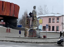 В Шепетовке снесли памятник Николаю Островскому автору романа «Как закалялась сталь»