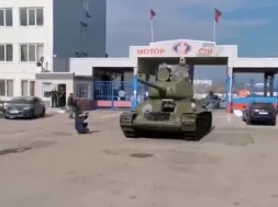 Сотрудники запорожского завода выехали на улицу на танке Т-34