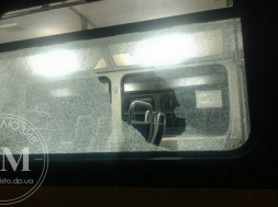 Осколки по всему салону: в Днепре вандалы разгромили трамвай