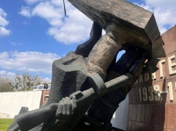 В Ровно снесли памятник советским воинам-освободителям, его осколки власть собирается продать