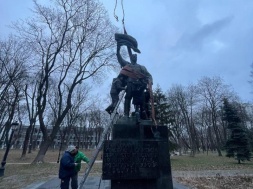 В Киеве последыши Петлюры и Коновальца снесли памятник Январскому восстанию