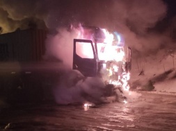 Запалала кабіна з водієм: У Дніпрі під час руху загорілася фура