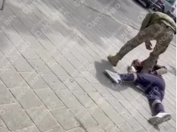 В Болграде Одесской области ТЦКашник на улице жестоко избил молодого человека