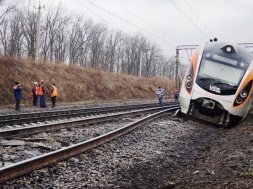 Між Запоріжжям та Дніпром закрили рух потягів