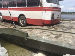 На Дніпропетровщині "зламалася" понтонна переправа поряд із зруйнованим мостом