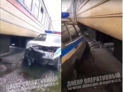 В Днепропетровской области авария на ж/д: электричка столкнулась с полицейской машиной