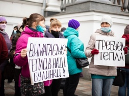Біля Полтавської міської ради мітингують жителі 109-мікрорайону