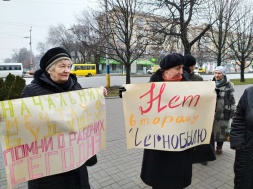 Угроза катастрофы и долги по зарплате: работники «Кремнийполимера» собрались у Запорожского горсовета