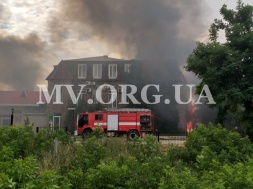 Черные клубы дыма: в Запорожской области загорелся отель