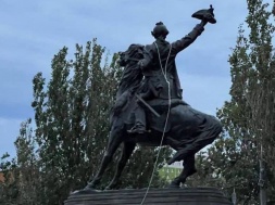 В Одессе рагулью уже начал мешать памятник А.В. Суворова