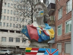 В Харькове нацисты поглумились над памятником харьковской героине-подпольщице Галине Никитиной