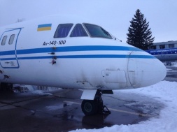 На аукционе продадут арестованный самолет, который стоит в Запорожском аэропорту