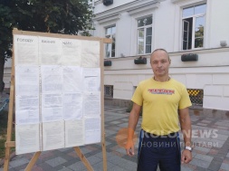 Михайло Сухотін продовжує голодувати під міською радою