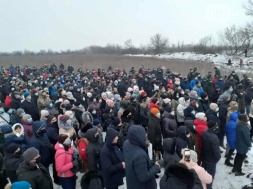 Жители Вольнянска, выступающие против строительства каолинового карьера, митингуют под райотделом