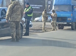 В Черновцах ТЦКашники ездят на машине с литовскими номерами
