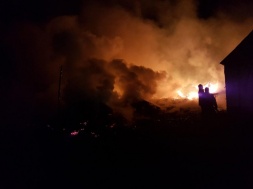 Ночью в Запорожской области загорелся склад под открытым небом