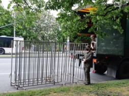 Во избежание провокаций 9 мая в центре Запорожья устанавливают металлический забор