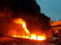 Масштабный пожар в Полтаве: на складе стройматериалов прогремели взрывы