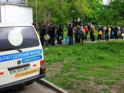 Харьков стоит в очереди за бесплатными обедами