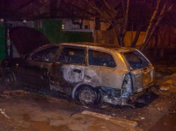 У Дніпрі вночі згоріли дві автівки