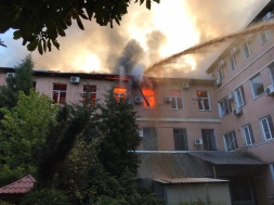 У Дніпрі масштабна пожежа в адміністративній будівлі