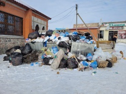У місті на Полтавщині понад тиждень не вивозять сміття – місцеві починають палити його в баках