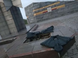 Под Днепром вандалы разгромили мемориальный комплекс