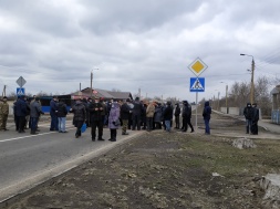 Нікому не віддадуть свою землю: селяни перекрили трасу у Запорізькій області