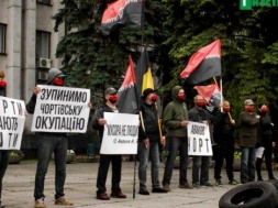 «Закривавлена» сукня та шини: як у Кременчуці відбувався мітинг щодо відставки Авакова