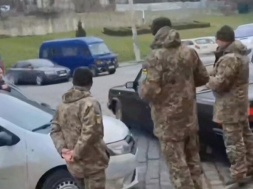 В Киеве мужчина напал на военкоматчиков, его задержала полиция
