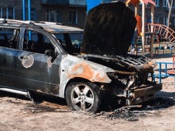 В Днепре сгорел Mitsubishi: владельцы авто уверены, что это — поджог
