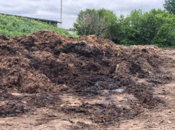 Невыносимая вонь и загрязненные земли: под Днепром арестовали директора агропредприятия