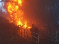 Языки пламени и огромное облако дыма: под Днепром огонь охватил завод пластмассы