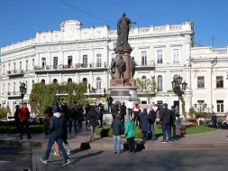 В Одессе толпа вандалов под прикрытием местной власти хочет разрушить историческое наследие города