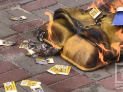 Ритуальное сожжение: в Кривом Роге таксисты протестовали под офисом одной из служб-перевозчика