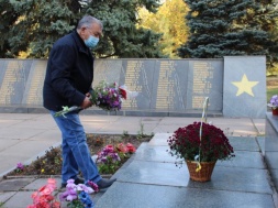 В Запорожье братская могила участников Второй мировой страдает от нашествия вандалов