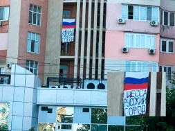 В Одессе на проспекте «Небесной сотни» вывесили российские флаги