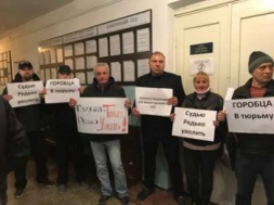 Потерпевшие по громкому делу пикетировали мелитопольский суд