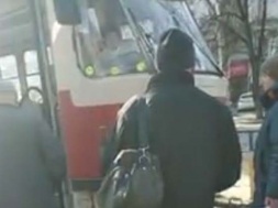 Пенсионеры Каменского блокировали трамвай в центре города