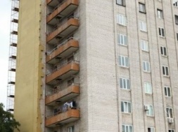 В общежитии ЗНУ с 9 этажа упал и разбился насмерть строитель